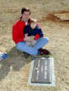 20030213-simon-dan-dad-grave-2-600.jpg (143975 bytes)