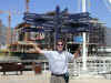 ct-va-waterfront-sign-dan-pointing-600.jpg (119403 bytes)