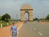 in-del-india-gate-kristen-600.jpg (59461 bytes)