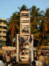 in-mum-juhu-beach-ferris-wheel-7-600.jpg (110209 bytes)