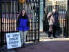 lo-buckhingham-palace-no-chg-guard-kristen-600.jpg (112369 bytes)