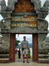 th-chiang-rai-golden-triangle-sign-2-dan-600.jpg (109964 bytes)